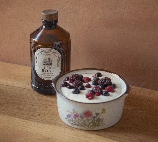Recette de verrine au sirop brut de rose et aux fruits rouges, avec un flacon de bouteille Bacanha.