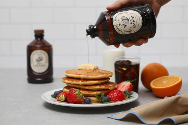 pancakes petit déjeuner avec du sirop brut d'amande biologique